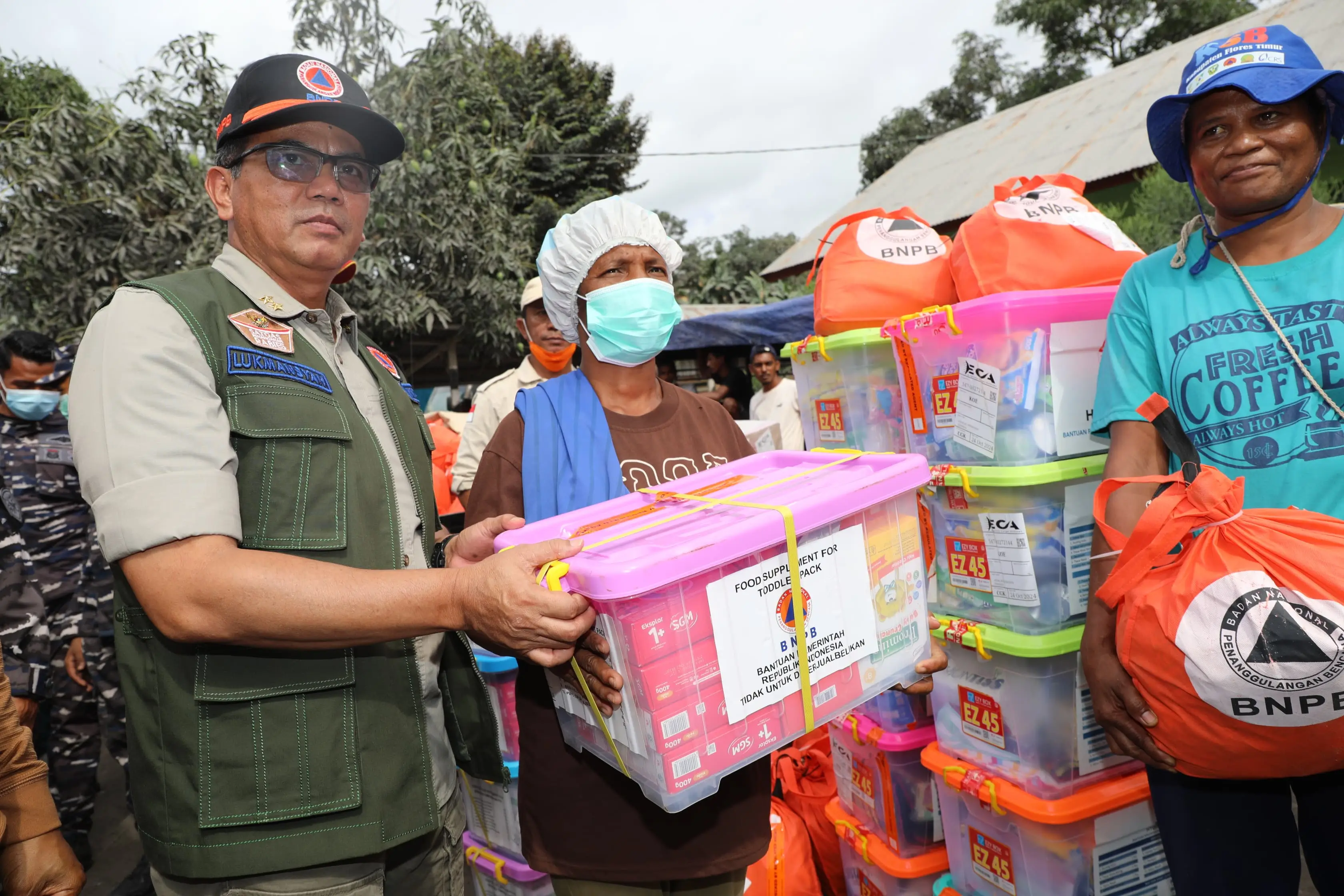 Deputi Bidang Penanganan Darurat BNPB Mayjen TNI Lukmansyah (rompi hijau) saat menyerahkan bantuan kepada warga di pos pengungsian Desa Hikong, Kabupaten Sikka, Nusa Tenggara Timur pada Kamis (7/11).